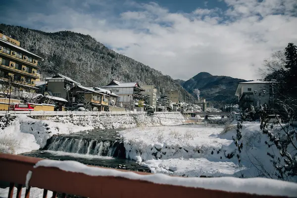 日本の雪景色の温泉街の写真