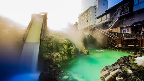 日本のお湯が緑色の温泉の写真。