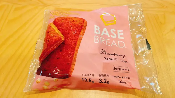 ベースブレッドいちご味がパッケージに入ってテーブルの上に置かれている写真