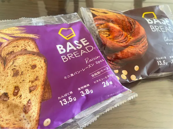 ベースブレッドのレーズンパンとチョコパンがパッケージに入って2つ並んでいる写真