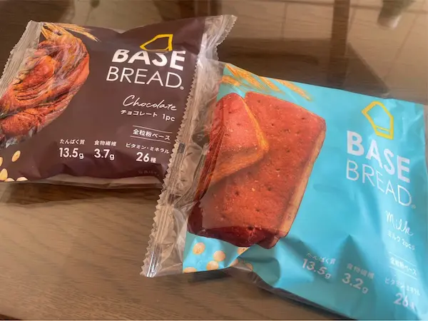 ベースブレッドのミルクパンとチョコパンがパッケージに入って2つ並んでいる写真