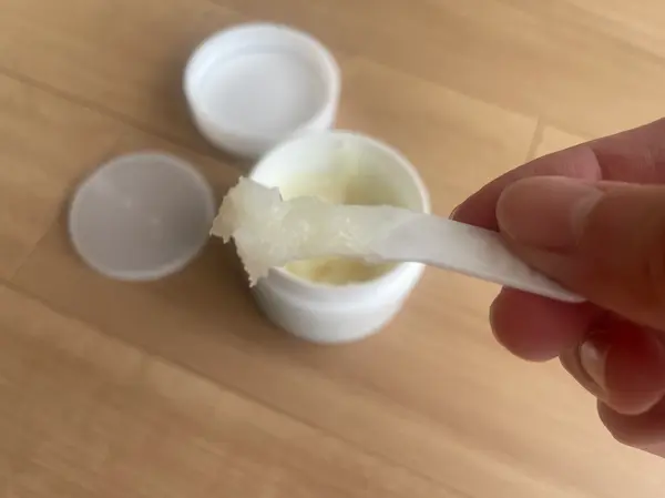 スパチュラで中のマグネシウムクリームを救った様子
