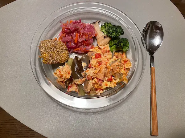 透明の食器に盛られた色鮮やかな食材