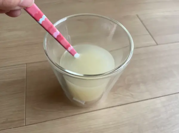 透明カップに入った具なし味噌汁
