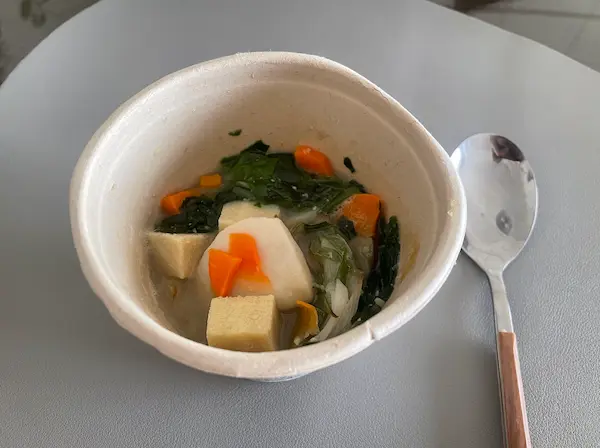 カップに入った野菜スープ
