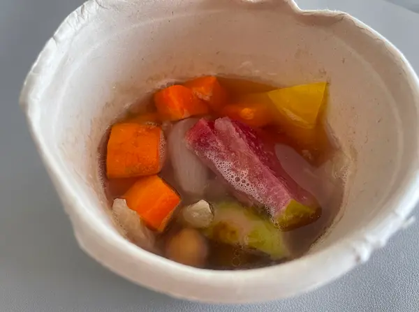 カップに入った野菜スープ