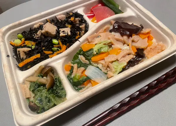 紙のプレートに乗った彩り豊かな野菜ミール。