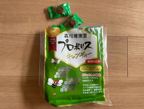 プロポリスの飴をフローリングにおいた写真